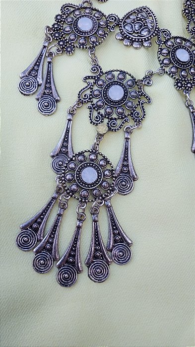 Colar boho metal prata envelhecido com resina