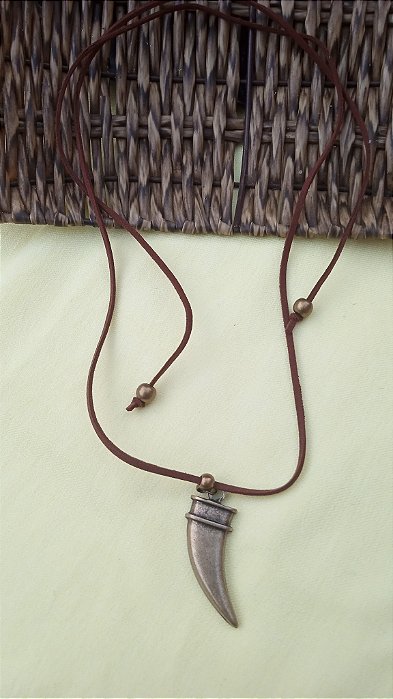 Colar cordão boho com pingente dente sabre em metal