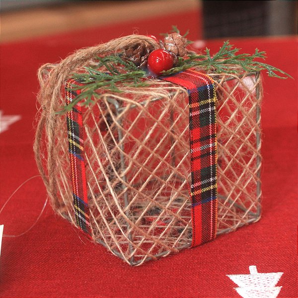 Enfeite Caixa Presente Sisal Fita Xadrez Bege e Vermelho e Preto 5cm