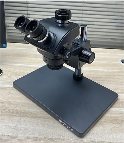 Microscópio Trinocular Simul-Focal Preto HY7050N - Alta Definição e Precisão