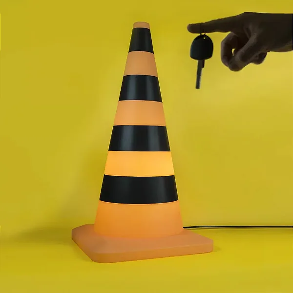 Luminária Cone De Trânsito 65x32x32cm Polietileno Amarelo e Preto.