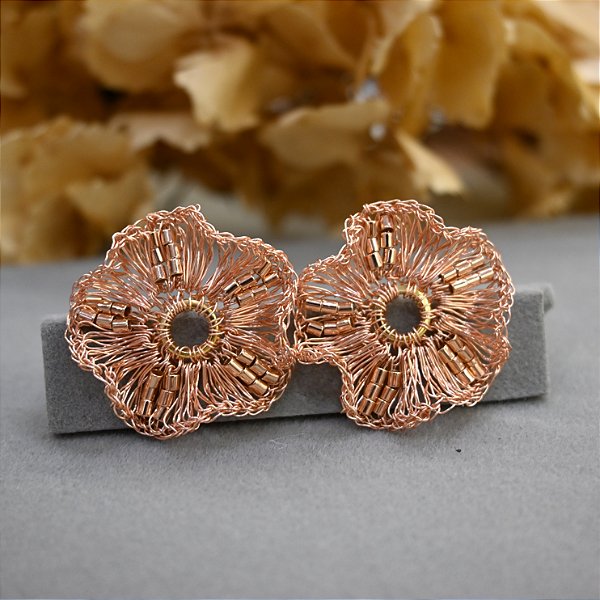 Brinco mini flor de Jabô rosê
