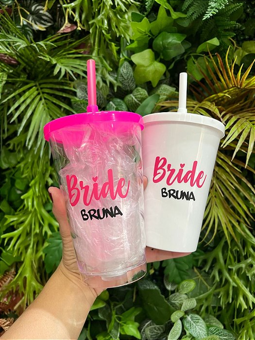 Copo com tampa e canudo