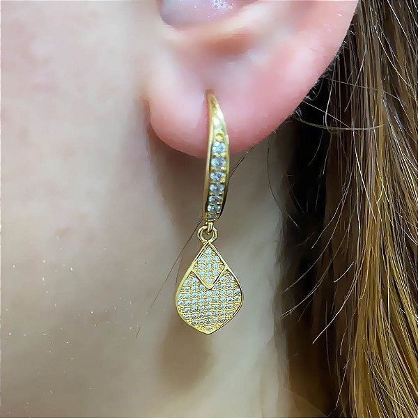 Brinco Gancho cravejado com micro zircônias banhado a ouro 18k