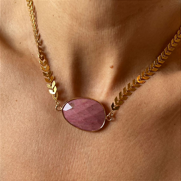 Gargantilha de rodocrosita na corrente chevron