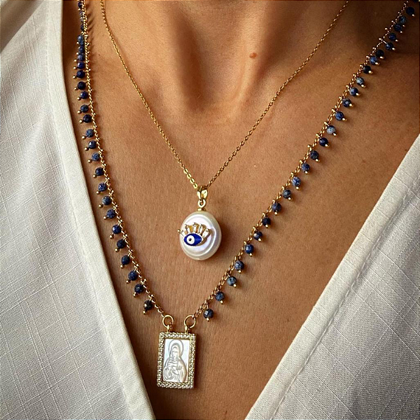 Escapulário de madrepérola cravejado na corrente de lápis-lazúli