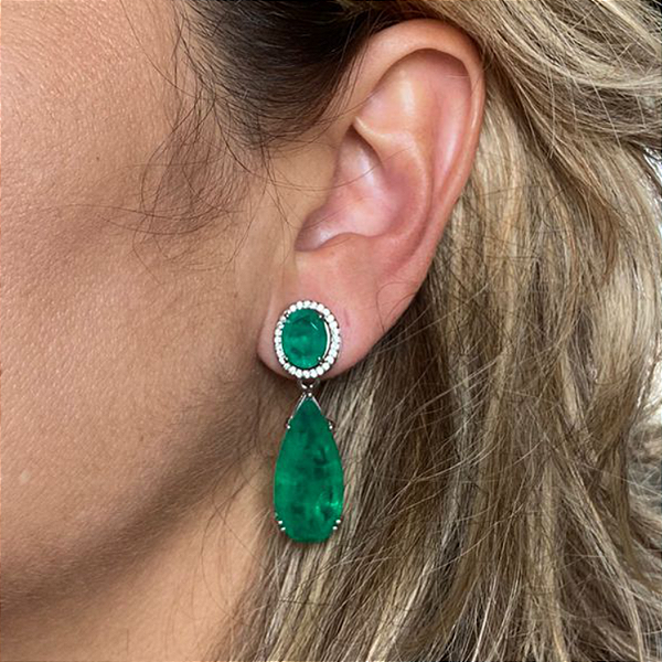 Brinco gota cravejada esmeralda fuion
