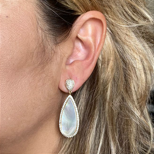 Brinco de gota de madrepérola cravejado