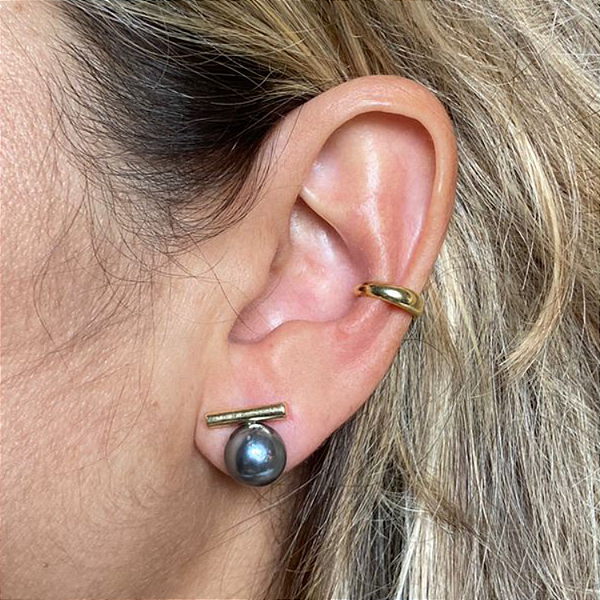 Brinco pérola cinza e barra dourada