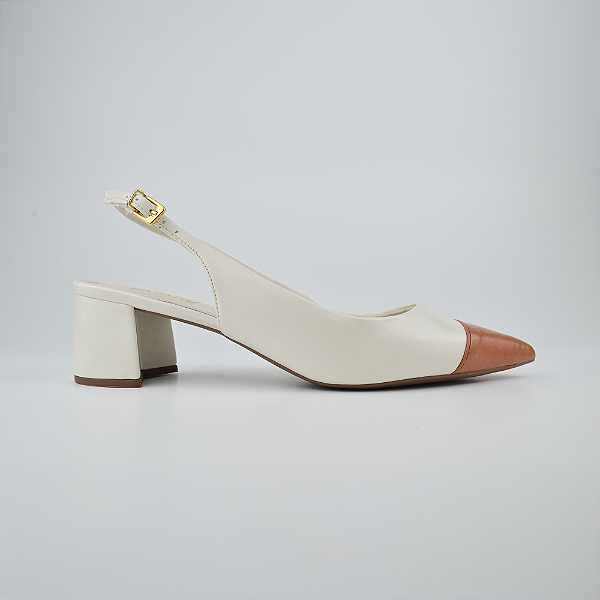 Scarpin Slingback Off White Verniz Salto Bloco Recorte Bico Caramelo