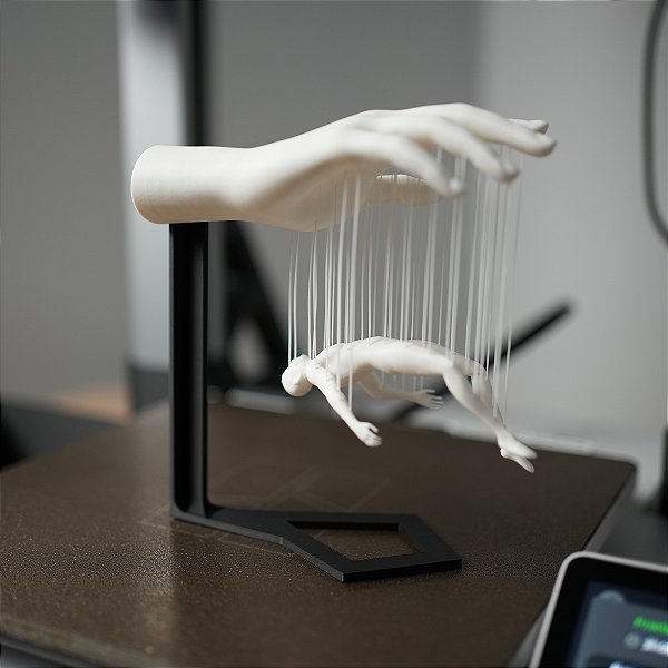 Escultura Dominado – Mão Controladora com Marionete