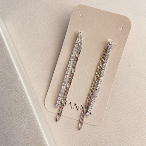 Brinco corrente com fio de zircônias banhado a ródio