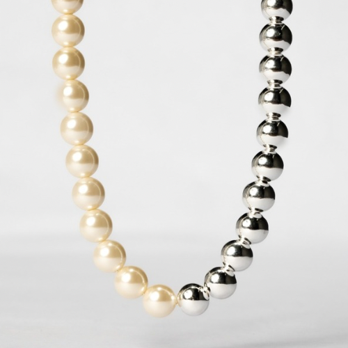 Colar duo esferas e pérolas banhado a ródio branco