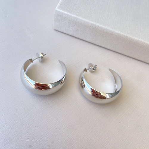 Brinco argola bold G banhado a ródio