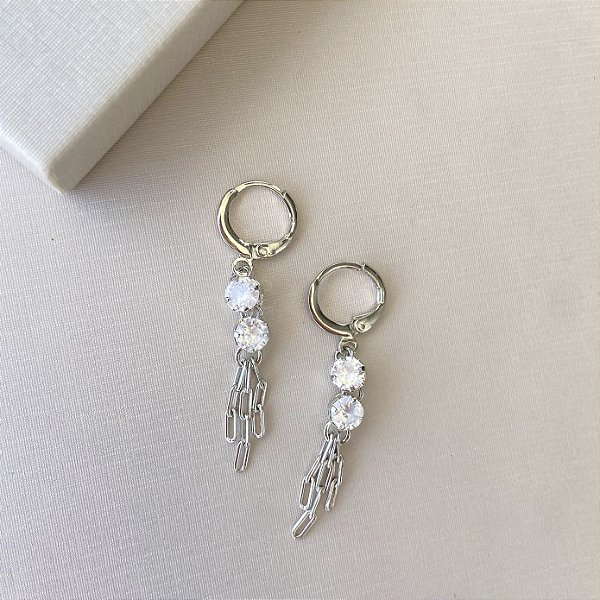 Brinco corrente com 2 zircônias banhado ródio branco