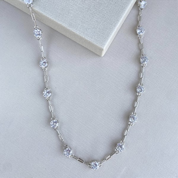 Colar choker corrente com 14 zircônias banhado a ródio branco