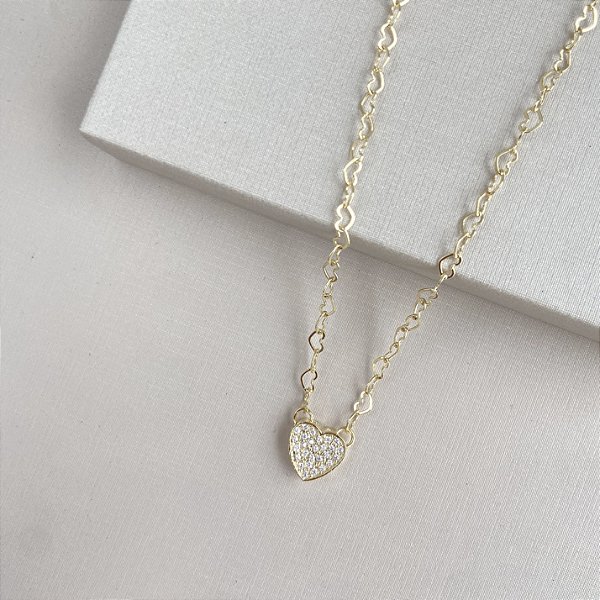 Colar corrente corações com coração cravejado com zircônias banhado a ouro 18k