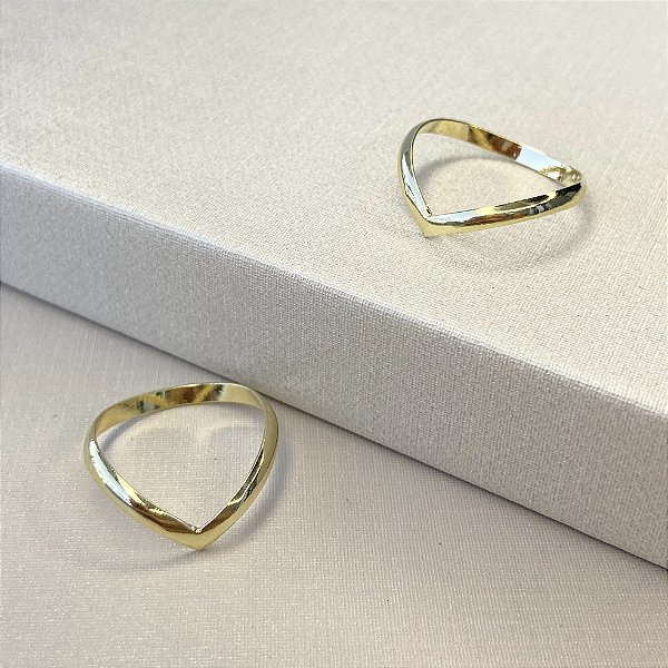 Anel V banhado a ouro 18k