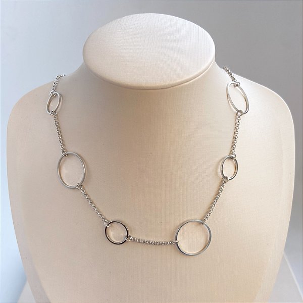 Colar choker argolas banhado a ródio branco