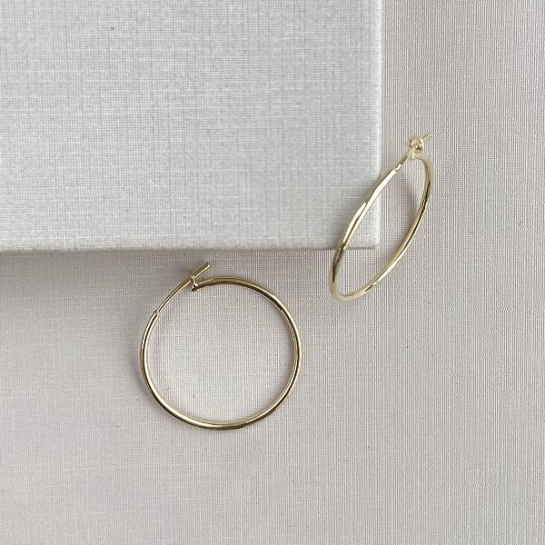 Brinco argola fina P banhado a ouro 18k