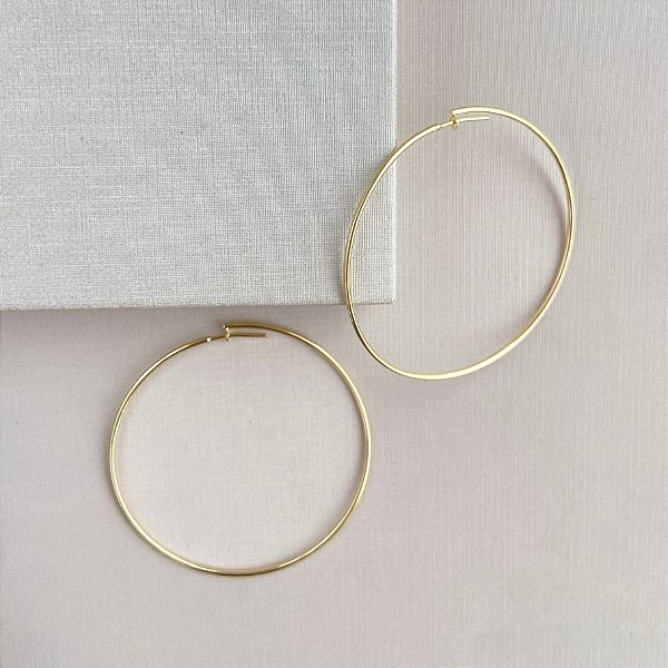 Brinco argola fina G banhado a ouro 18k