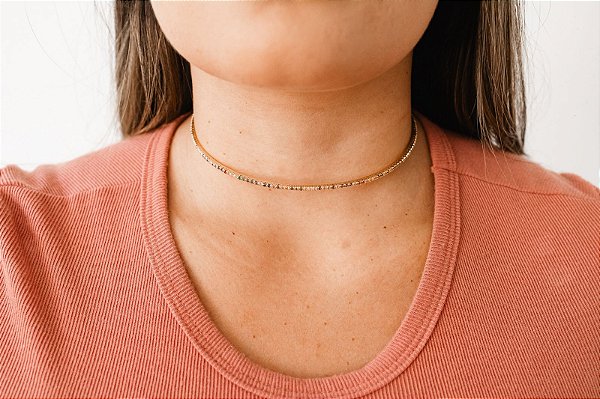 Colar choker cravejado com zircônias coloridas banhado a ouro 18k