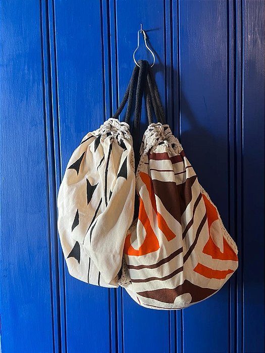 Bolsa com grafismo pintado a mão