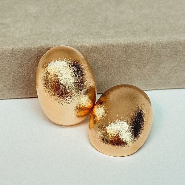 BRINCO OVAL TEXTURIZADO EM BANHO DE OURO 18K