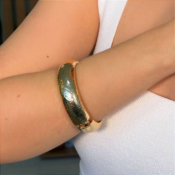 BRACELETE MARTELADO EM BANHO DE OURO 18 K