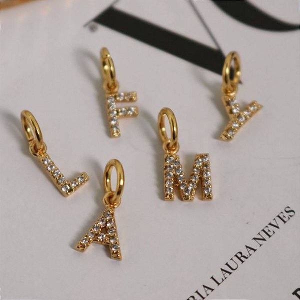 PINGENTE INICIAL CRAVEJADO NO BANHO DE OURO 18K