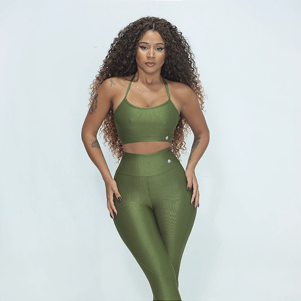 Conjunto fitness canelado: legging com recorte e top
