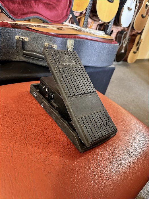 Pedal de volume Behringer