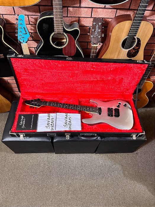 Guitarra Savage superstrato HS zerada cap EMG na ponte com hardcase