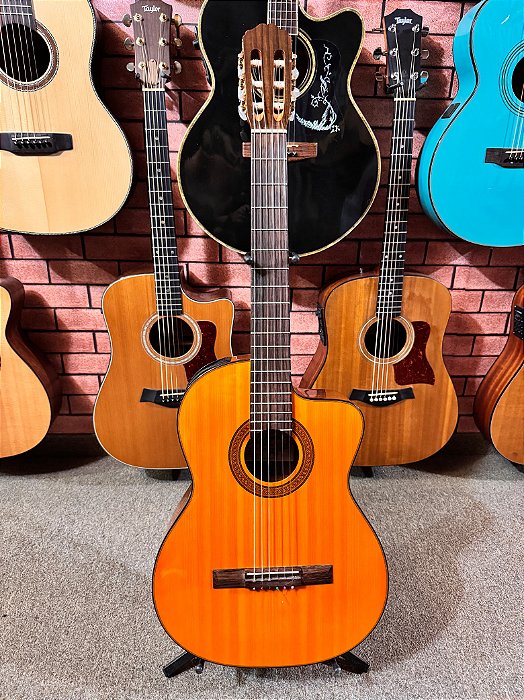 Violão Takamine nylon EG124C elétrico tp4t regulado
