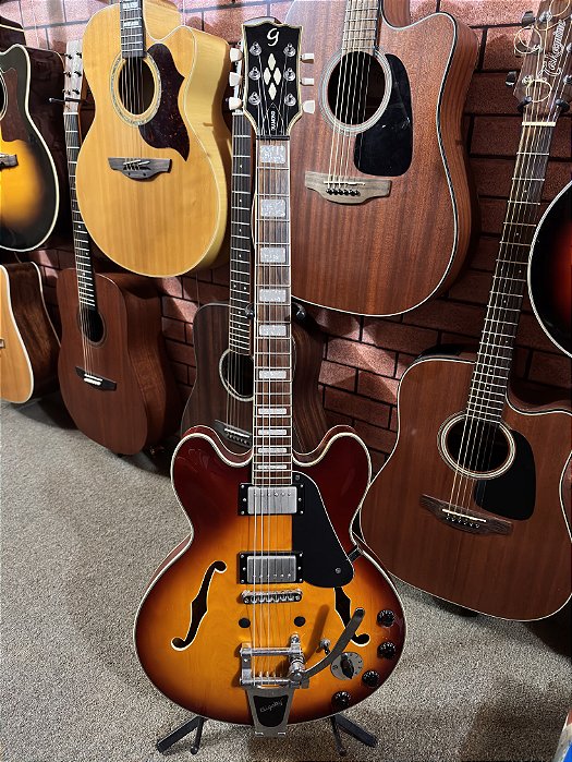 Guitarra semiacústica Gianinni Diamond com ponte Bigsby