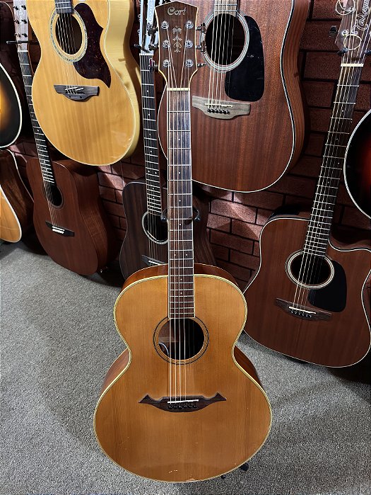 Violão Cort jumbo tampo sólido em cedro elétrico fishman