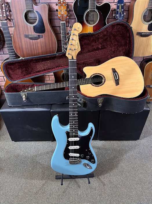Guitarra Fender Japonesa regulada com caps Fender Noiseless N3