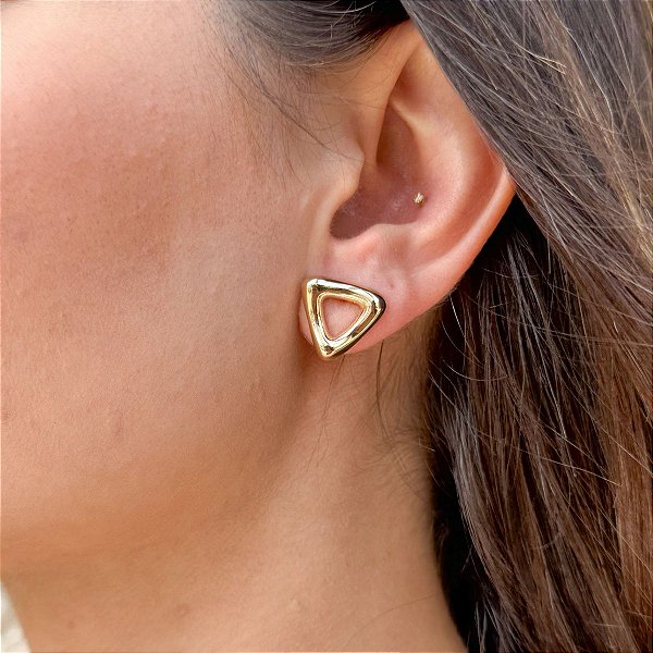 Brinco IsaLuz Triangulo Vazado Banhado em Ouro 18k