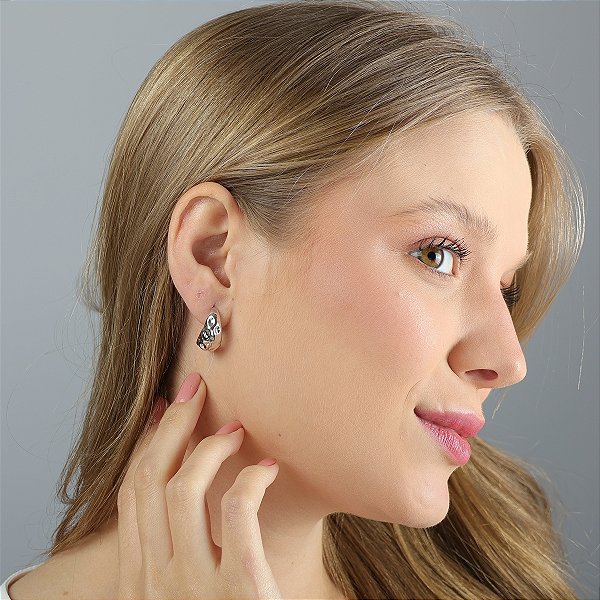 Brinco IsaLuz Meia Argola Martelada M Banhado em Ródio Branco