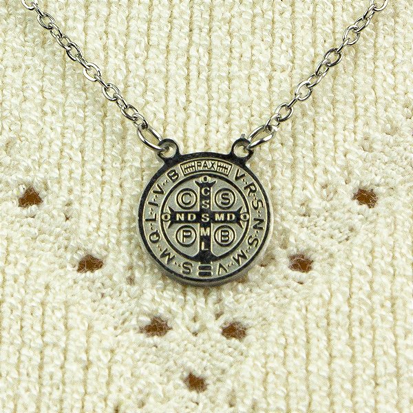 Escapulário Prateado São Bento em aço inox