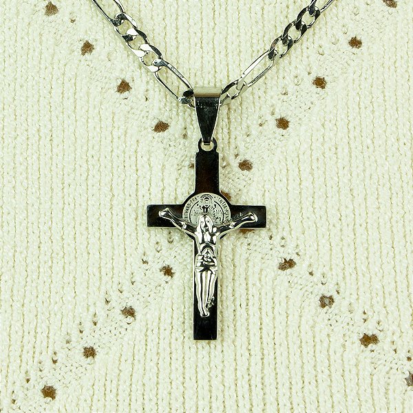 PINGENTE CRUCIFIXO COM JESUS PRATEDO AÇO INOXIDÁVEL