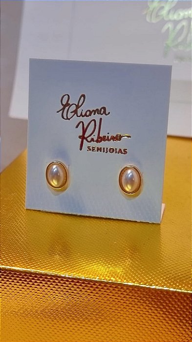 Brinco oval com pérola dourado