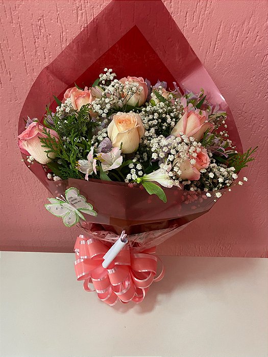Arranjo com 7 Rosas, Astromélia e Gipsofila