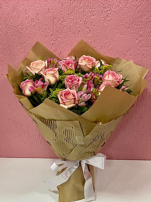 Buque com 12 Rosas e Astromélia