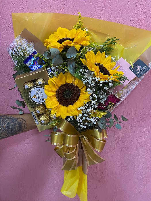 Ramalhete com 3 girassois, chocolates e ferrero rocher