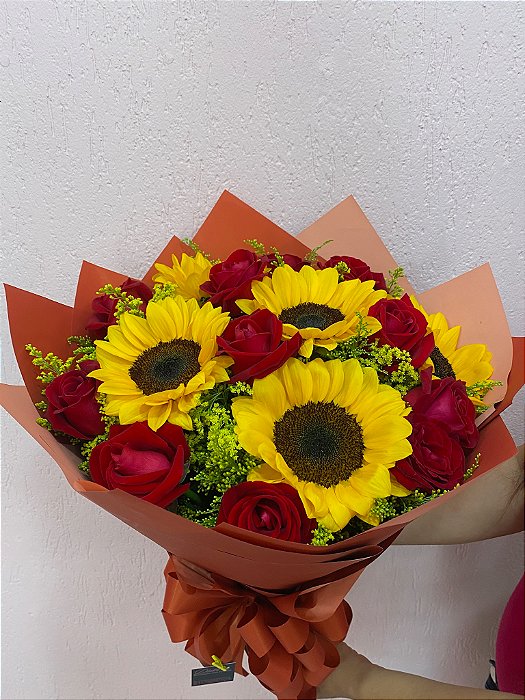 Buque com 12 rosas e 5 girassois
