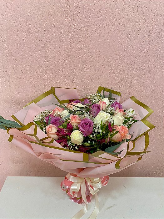 Buque com 20 rosas sortidas, astromelia, eucalipto e gipsofila