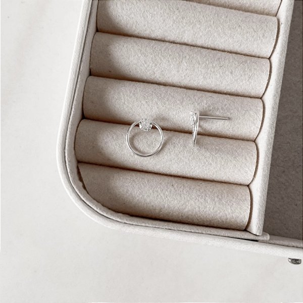 Brinco círculo com zircônia