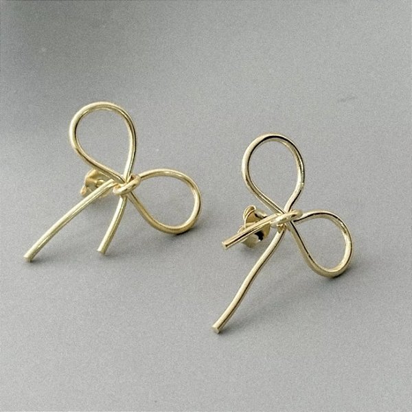 Brinco laço dourado