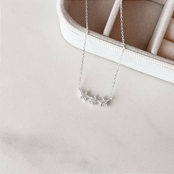 Colar entremeio flores cravejadas